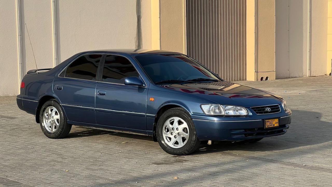 Car Image 2000 TOYOTA CAMRY LE