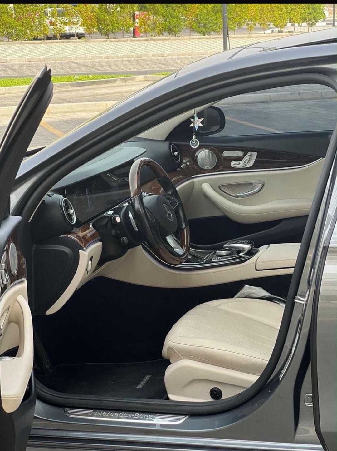 Car Image 2017 MERCEDES E Class 300