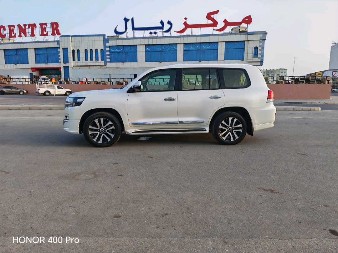 Car Image 2019 TOYOTA LAND CRUISER GX.R