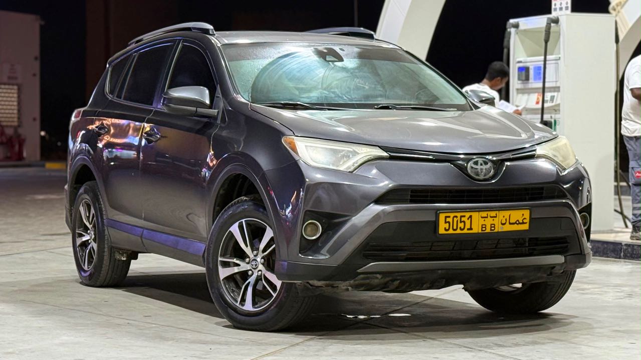 Car Image 2018 TOYOTA RAV4 LE