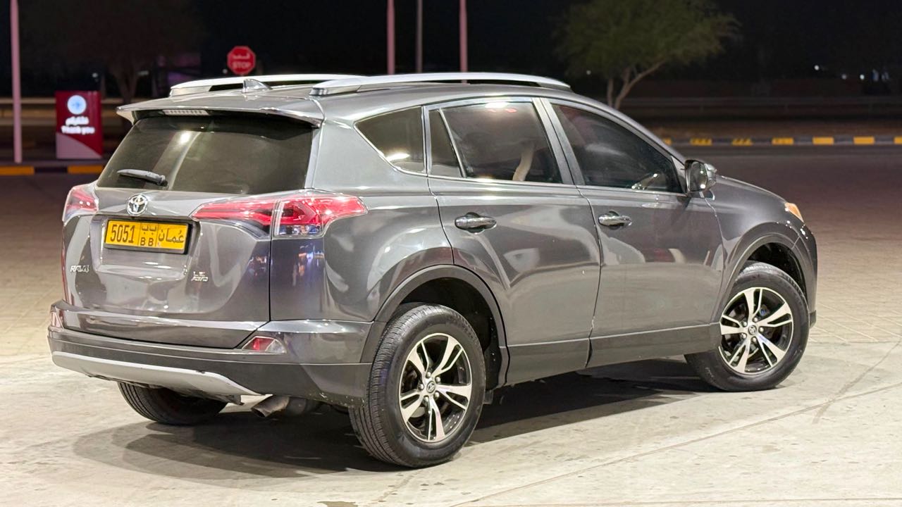 Car Image 2018 TOYOTA RAV4 LE