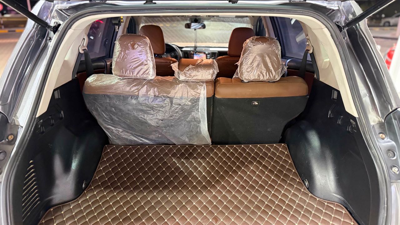 Car Image 2018 TOYOTA RAV4 LE