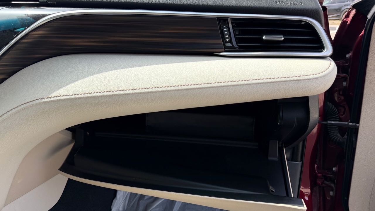 Car Image 2018 TOYOTA CAMRY XLE