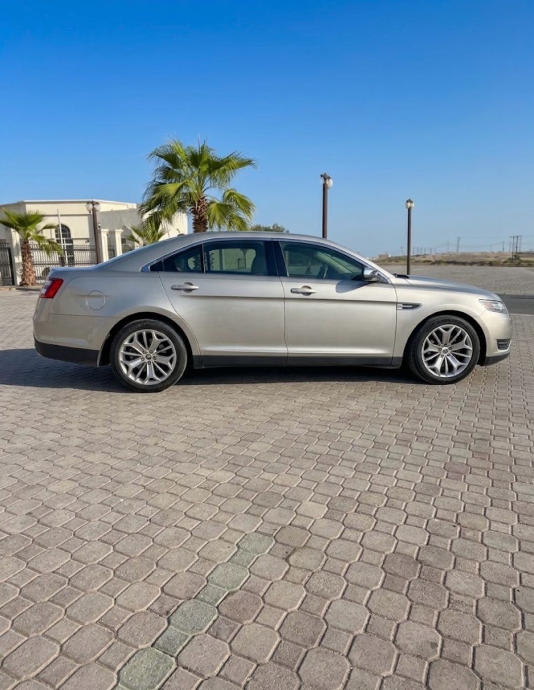 Car Image 2018 FORD TAURUS 