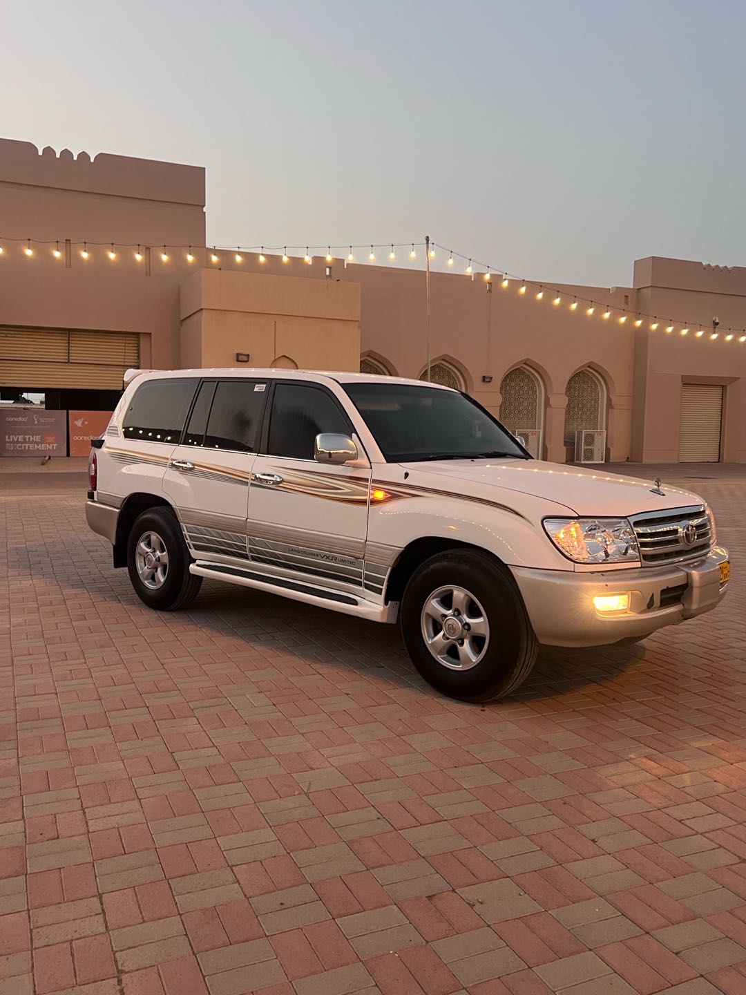 Car Image 1999 TOYOTA LAND CRUISER VX.R