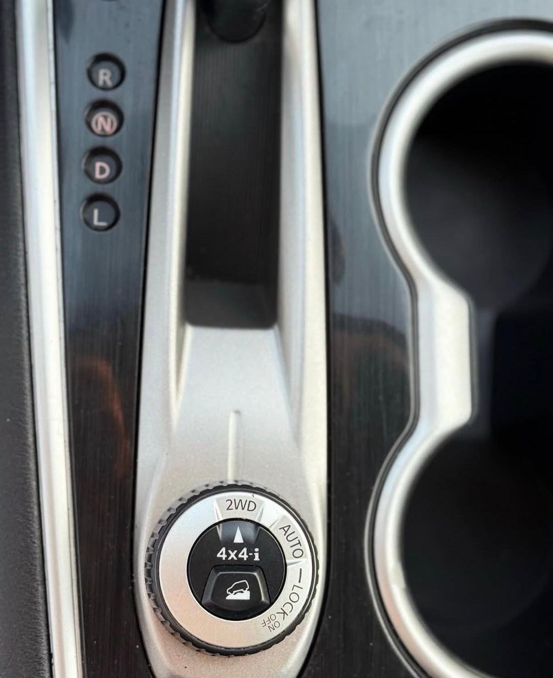 Car Image 2017 NISSAN PATHFINDER SV
