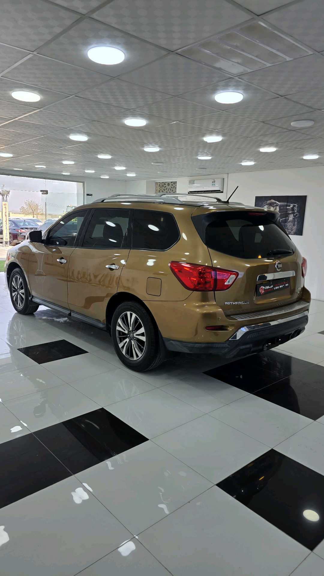Car Image 2017 NISSAN PATHFINDER SL