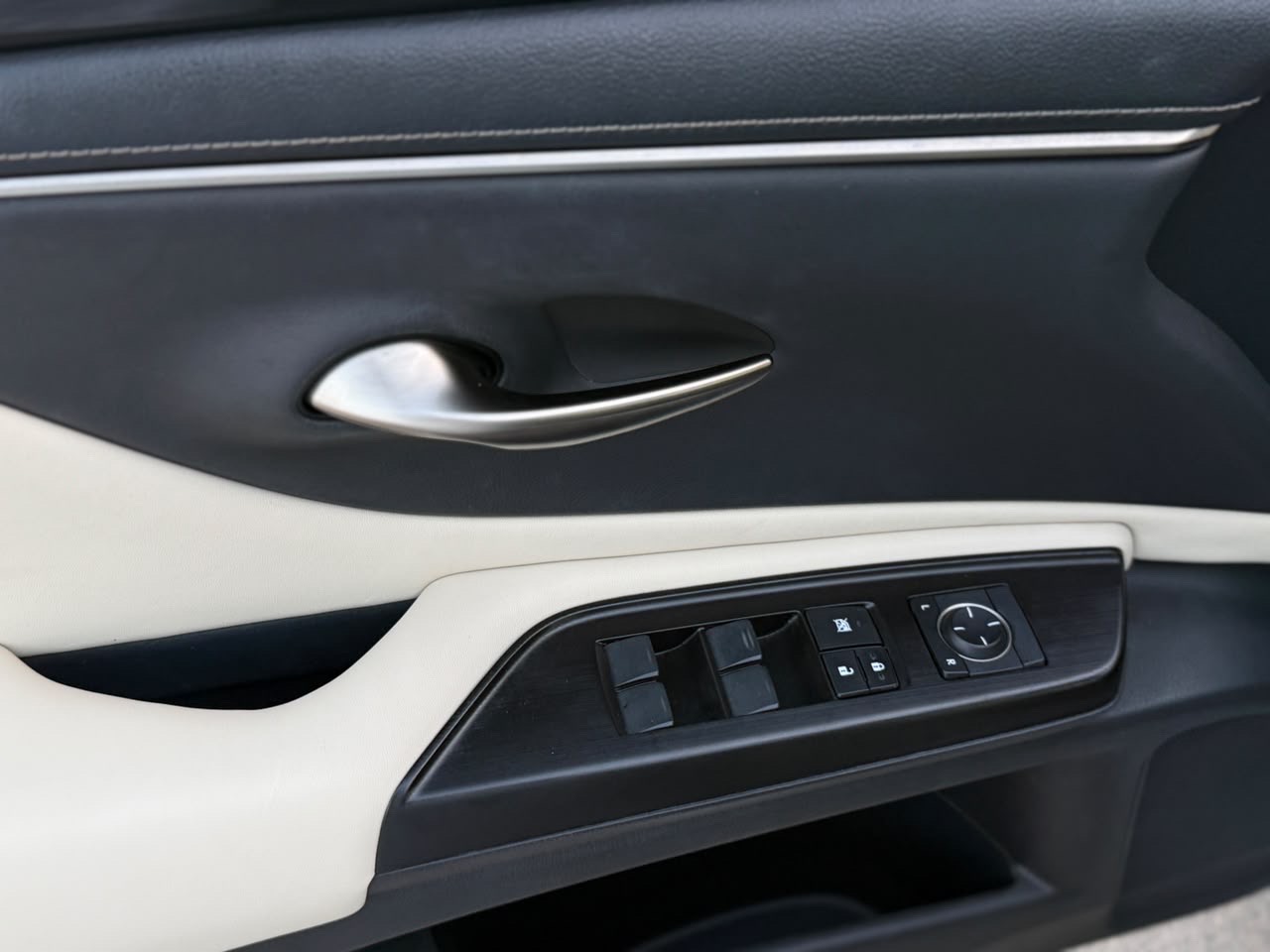 Car Image 2019 LEXUS ES 350