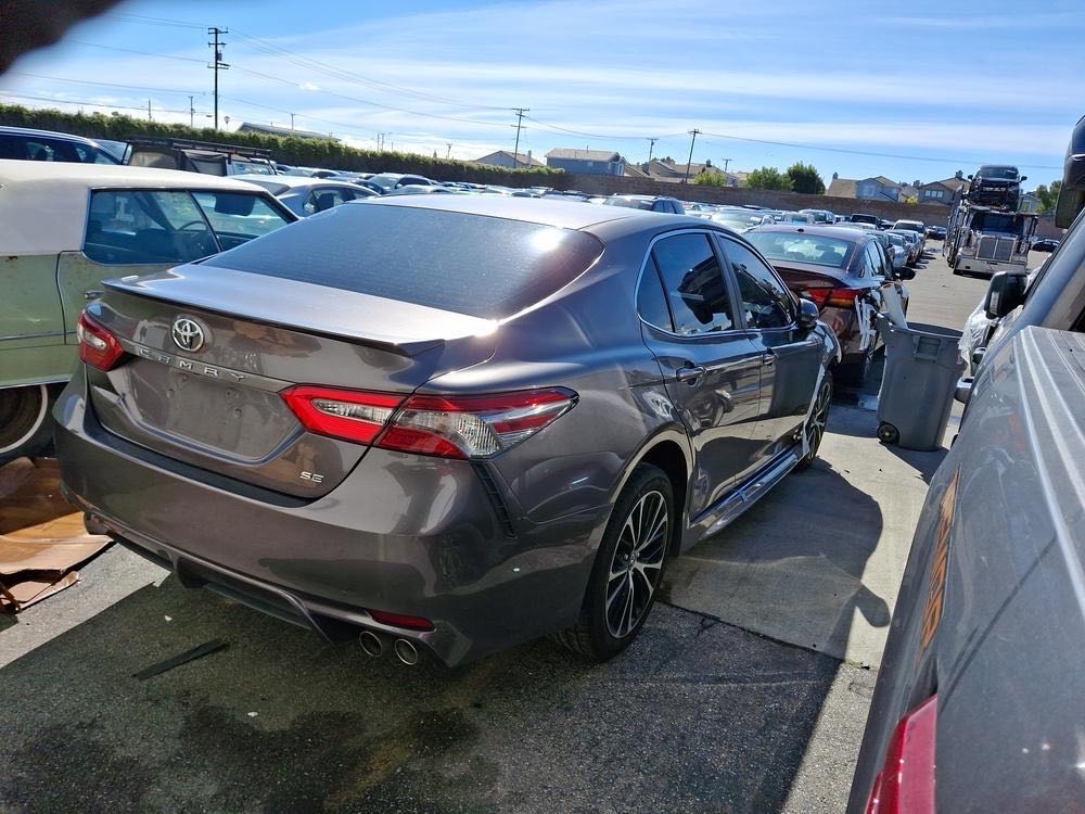 Car Image 2018 TOYOTA CAMRY SE
