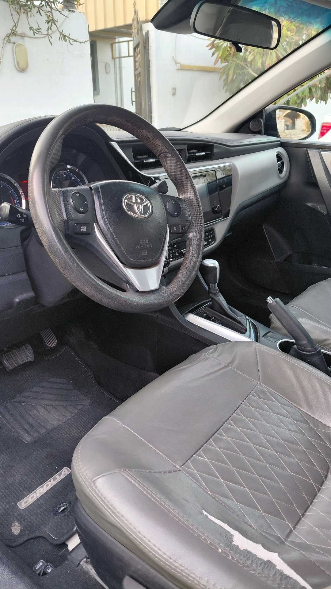 Car Image 2017 TOYOTA COROLLA LE