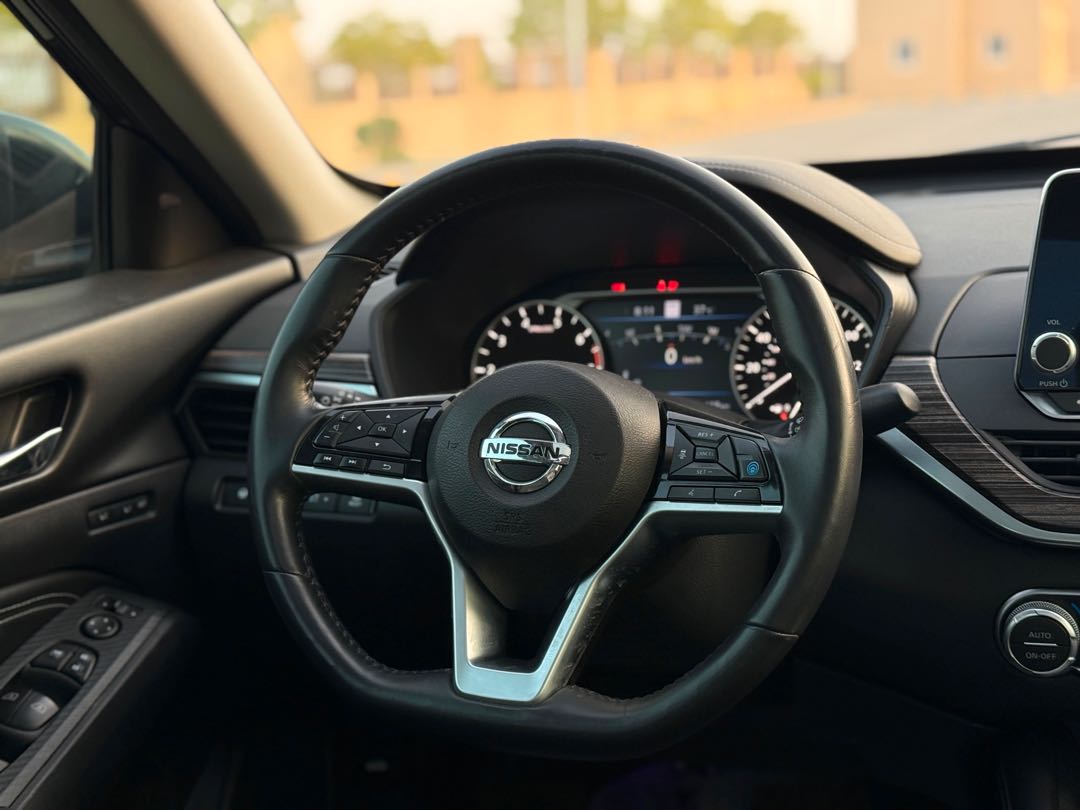 Car Image 2019 NISSAN ALTIMA Platinum 
