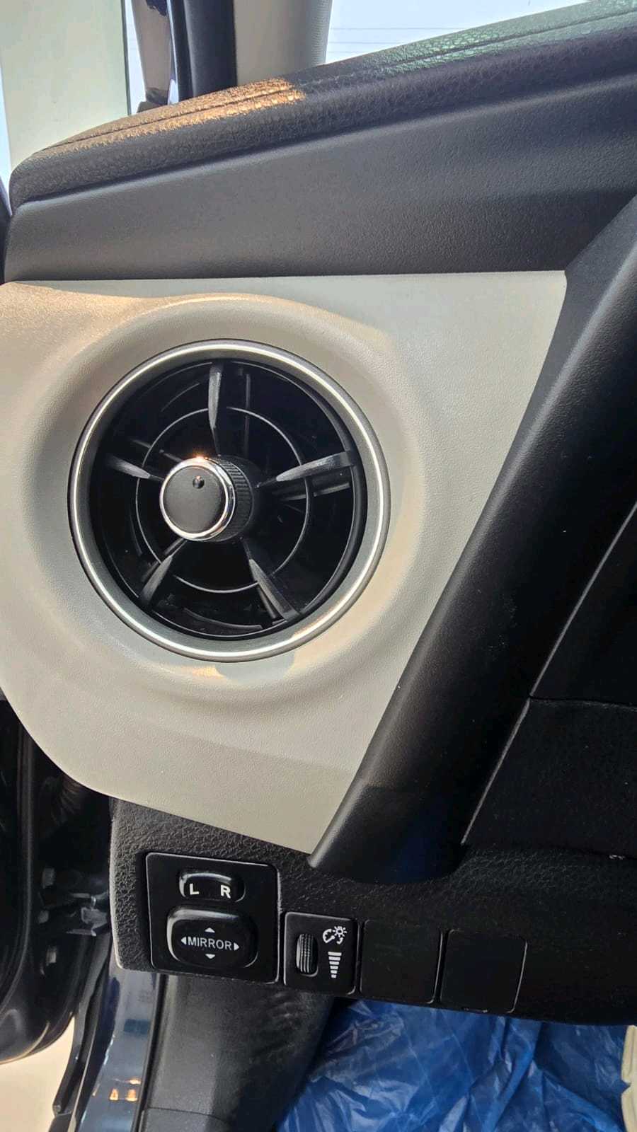 Car Image 2019 TOYOTA COROLLA LE