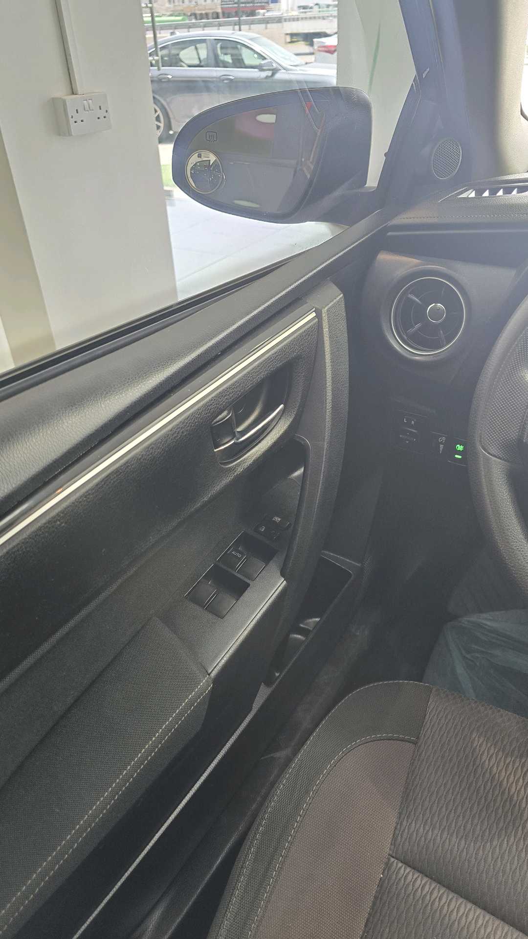 Car Image 2017 TOYOTA COROLLA LE