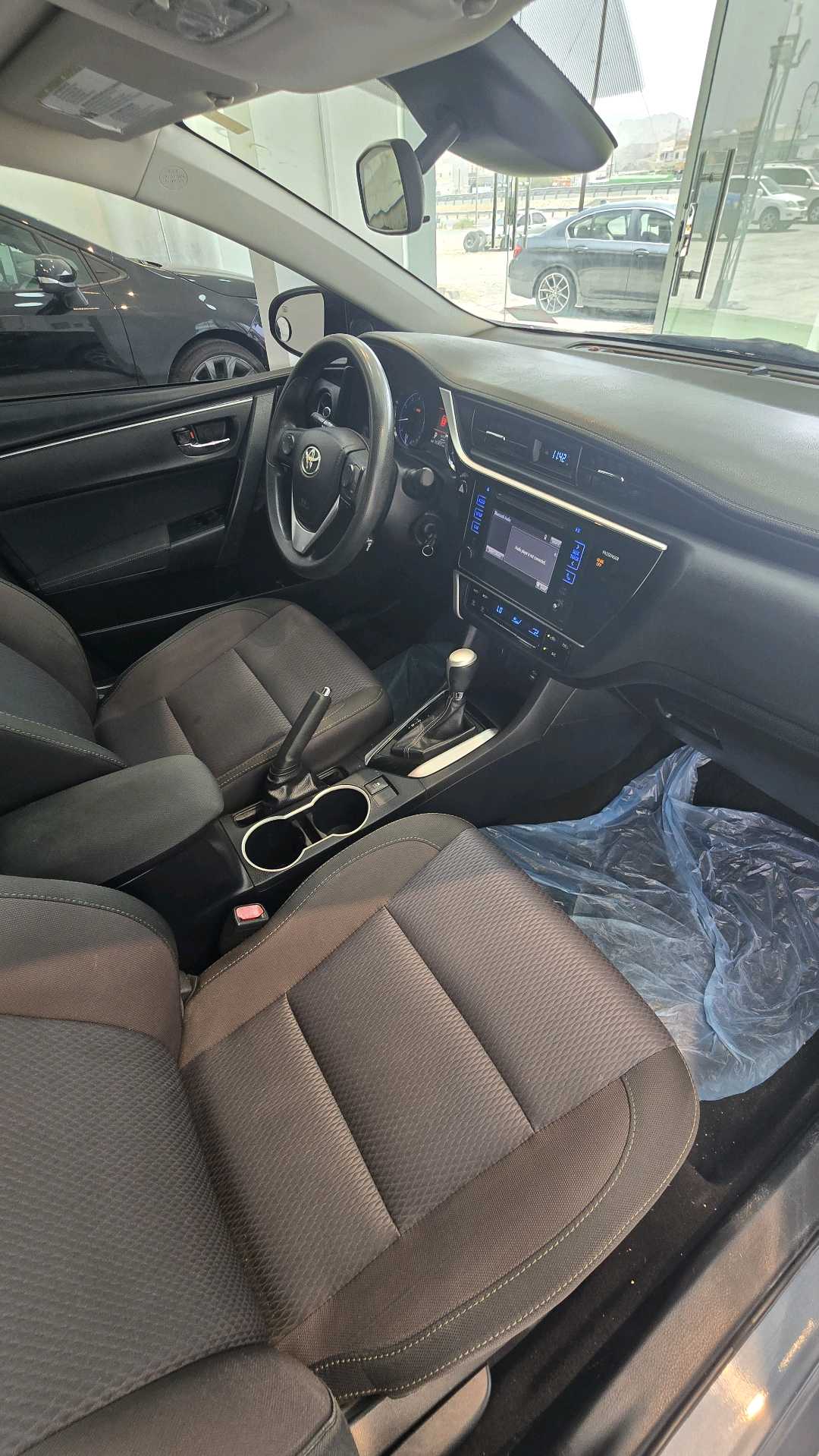 Car Image 2017 TOYOTA COROLLA LE
