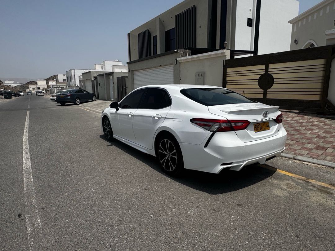 Car Image 2018 TOYOTA CAMRY SE