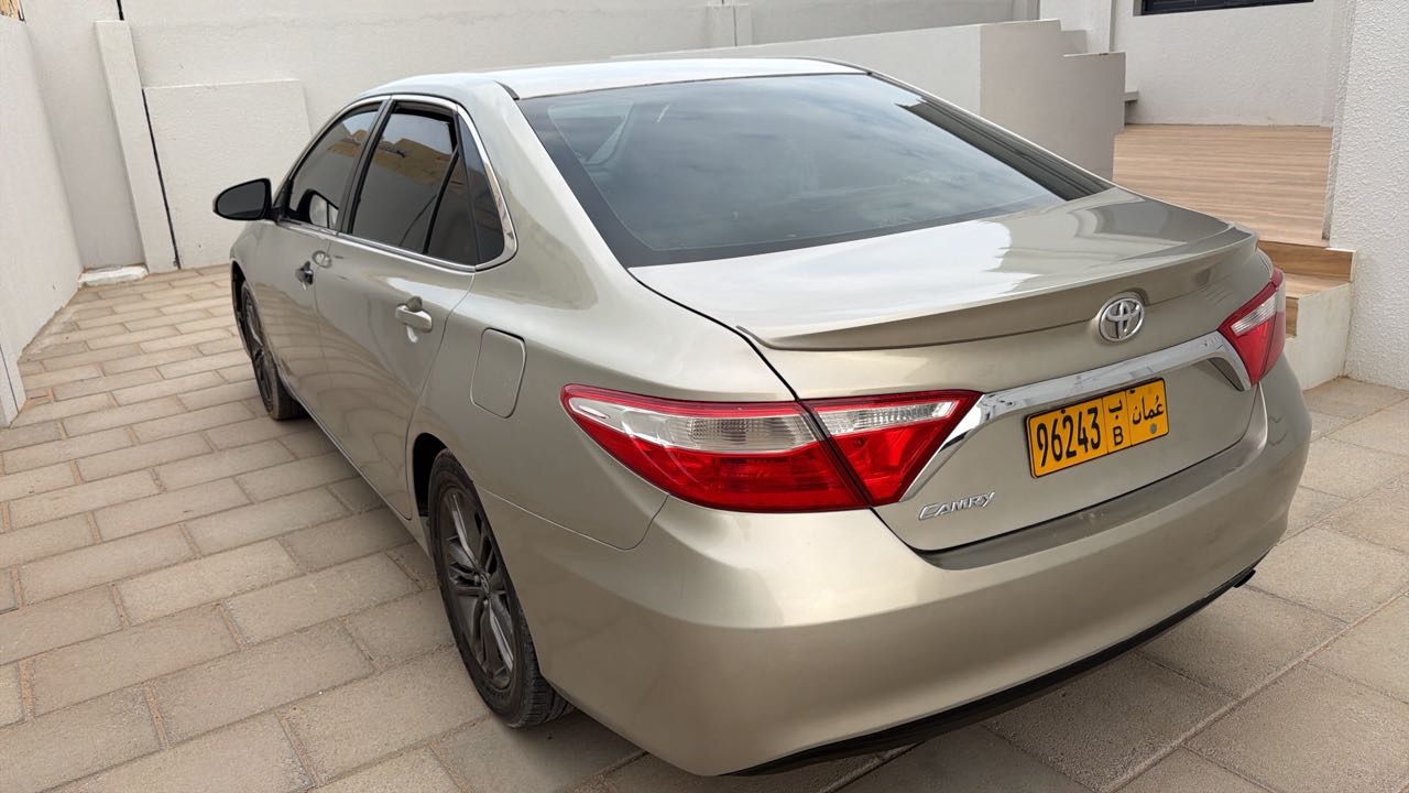 Car Image 2015 TOYOTA CAMRY LE