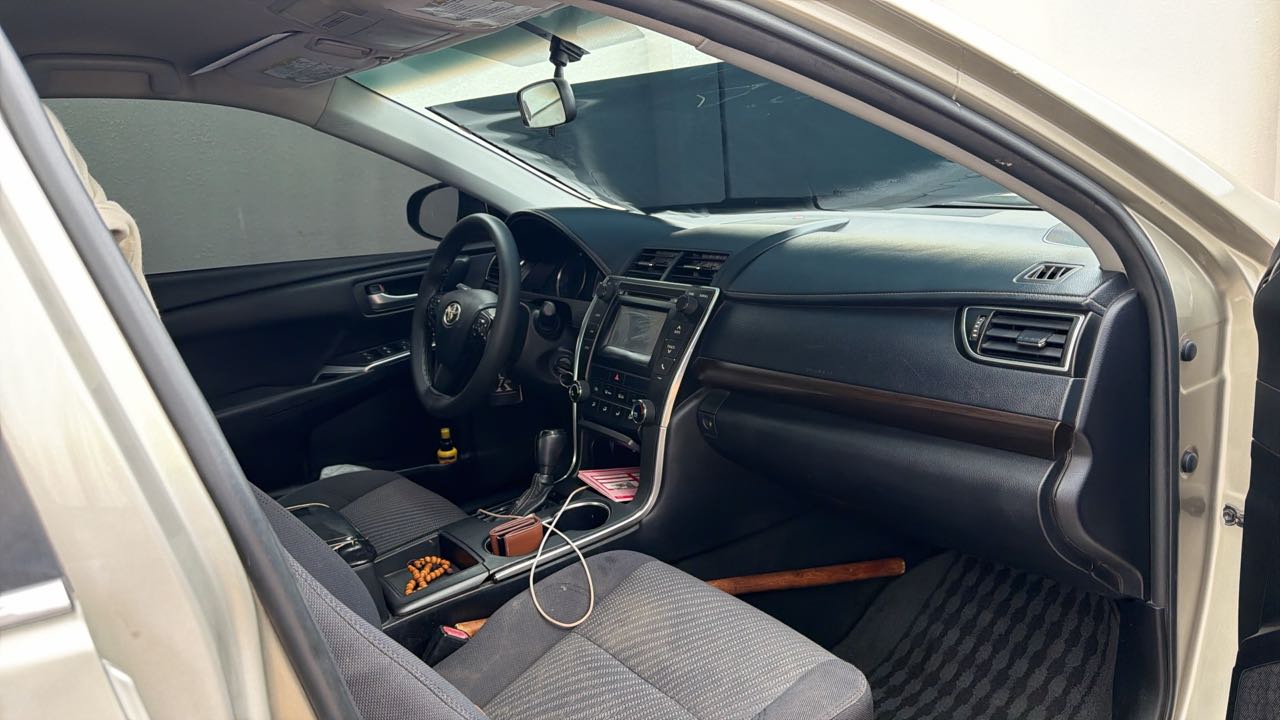 Car Image 2015 TOYOTA CAMRY LE