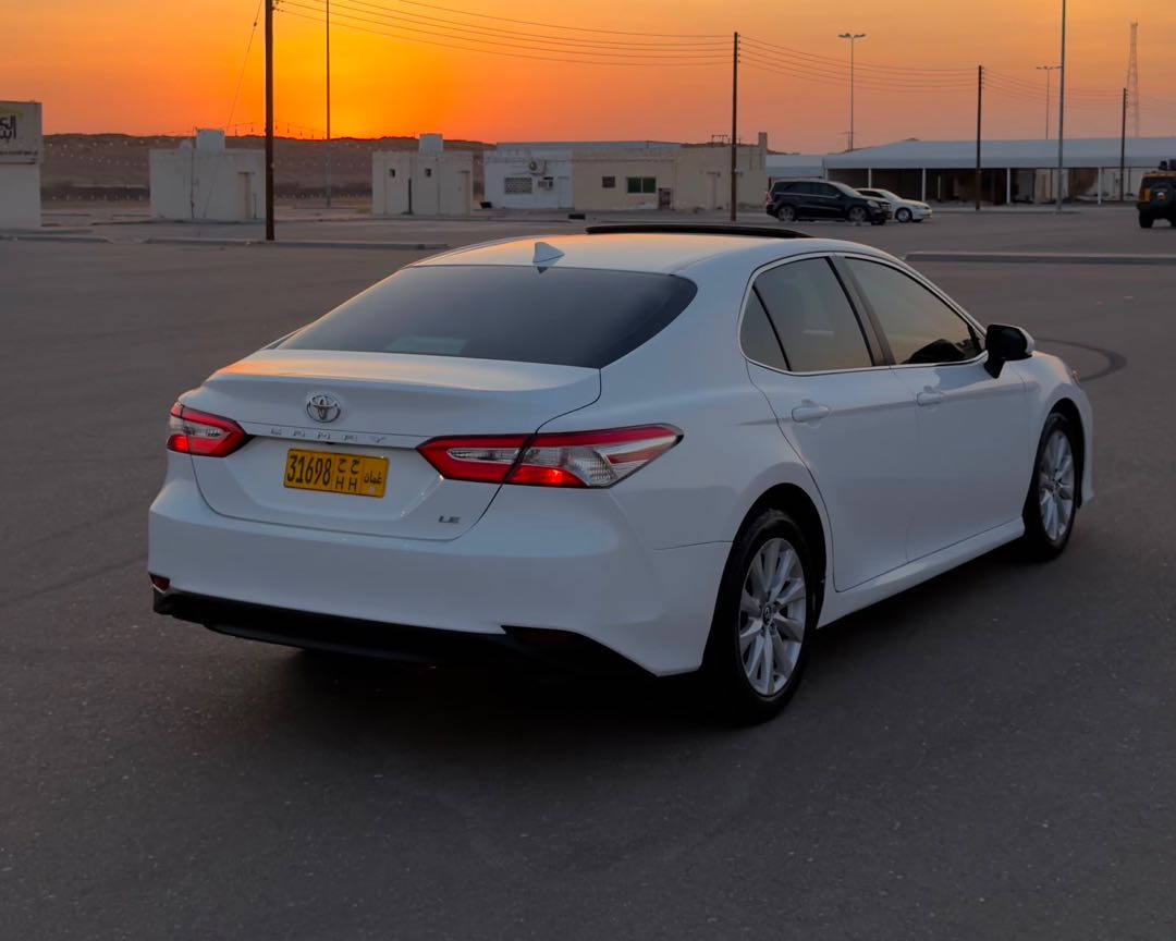 Car Image 2018 TOYOTA CAMRY LE