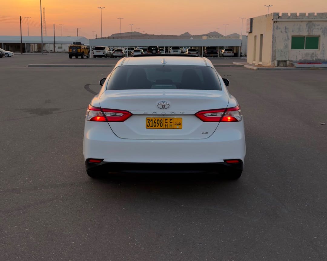 Car Image 2018 TOYOTA CAMRY LE