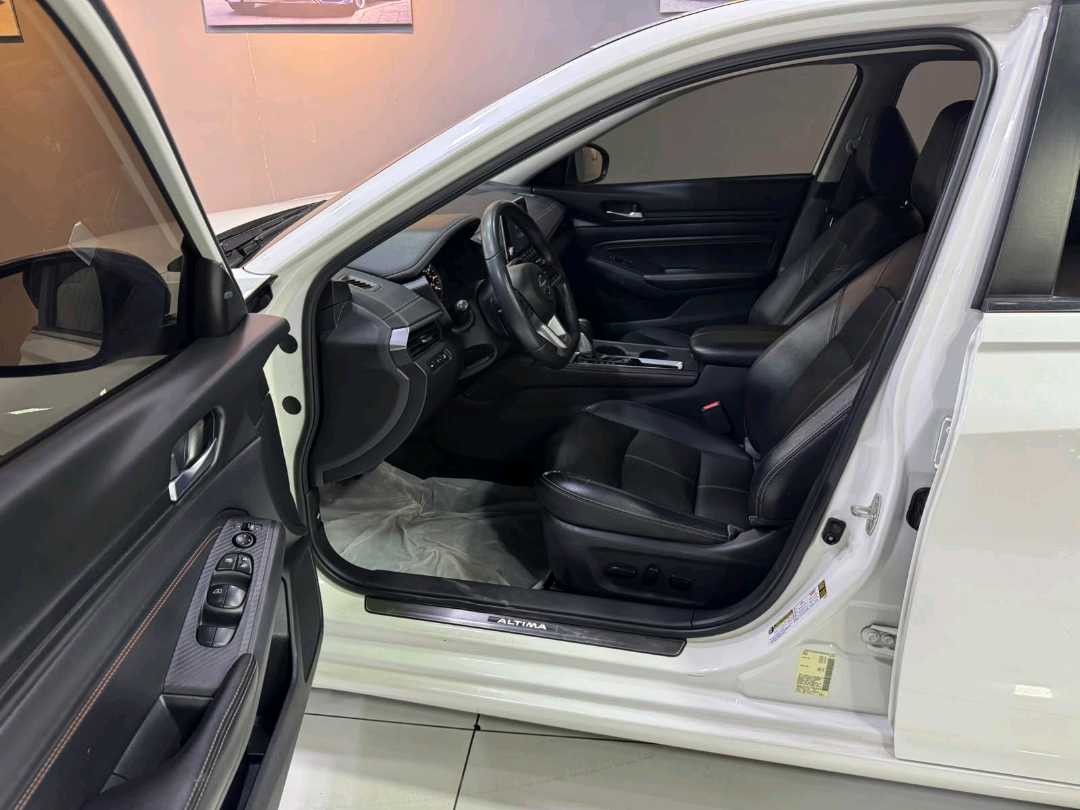 Car Image 2019 NISSAN ALTIMA SR