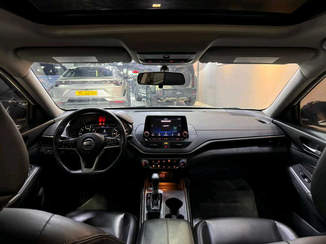 Car Image 2019 NISSAN ALTIMA SR