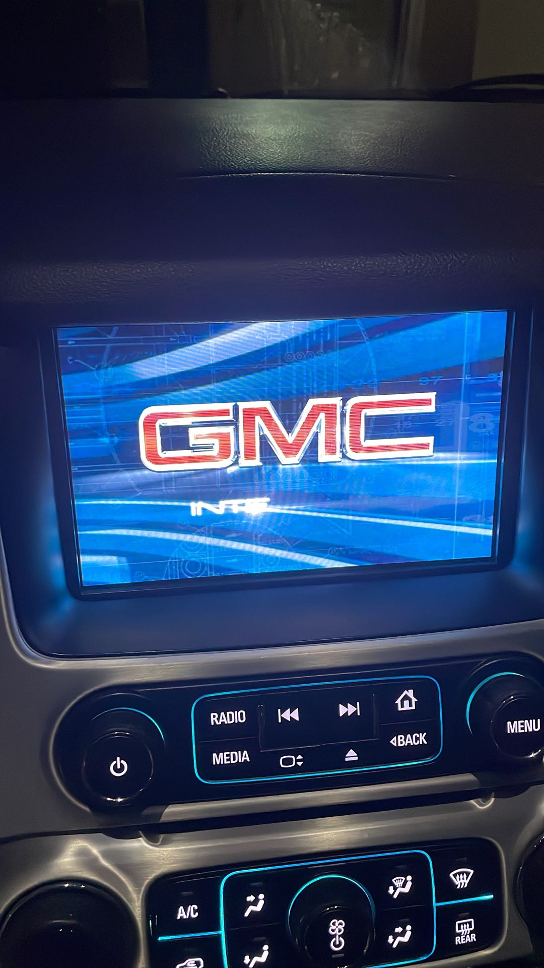 Car Image 2017 GMC YUKON SLT