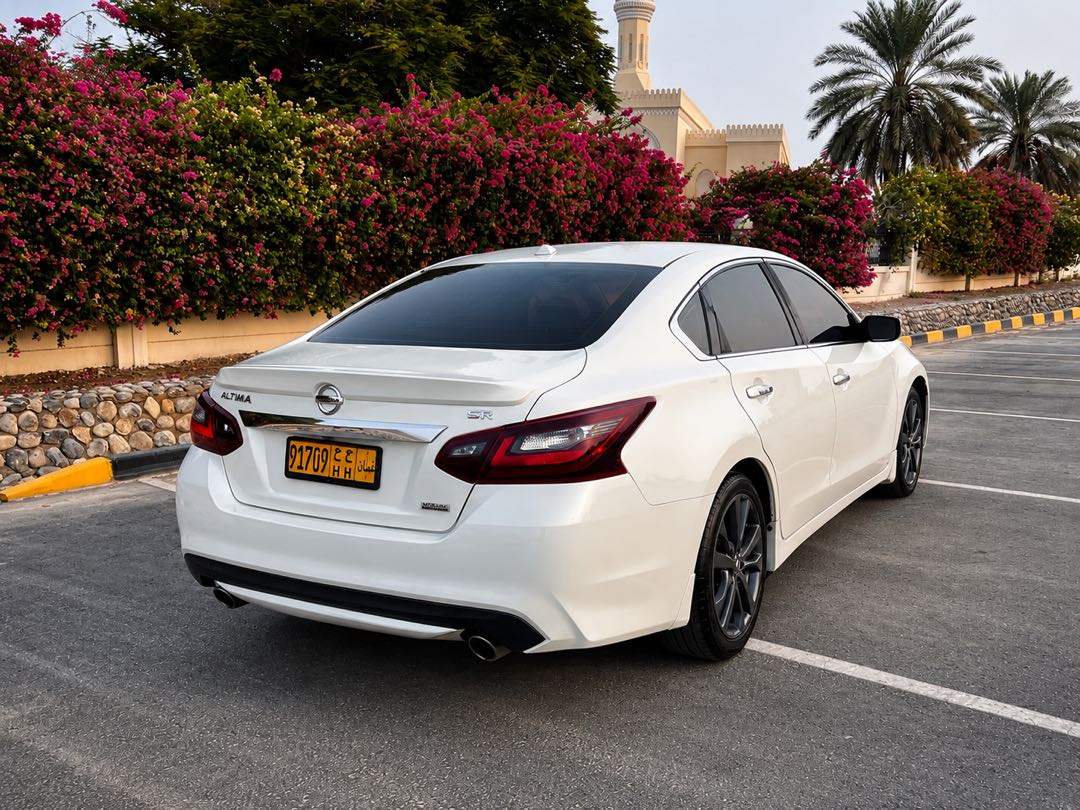Car Image 2018 NISSAN ALTIMA SR