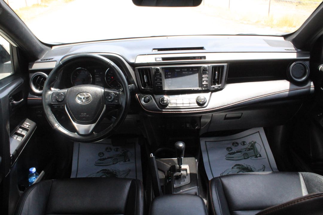 Car Image 2018 TOYOTA RAV4 SE