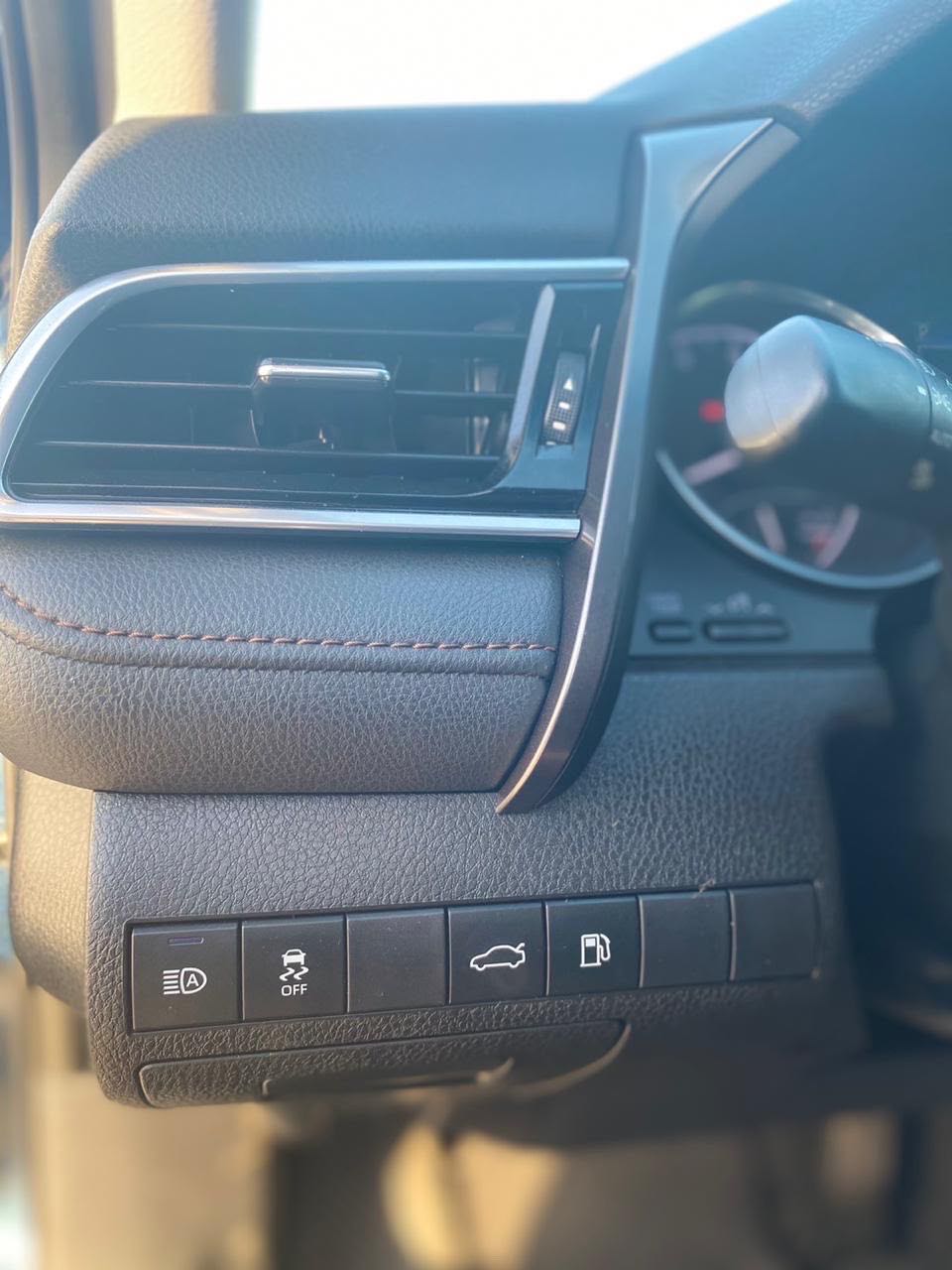 Car Image 2018 TOYOTA CAMRY LE