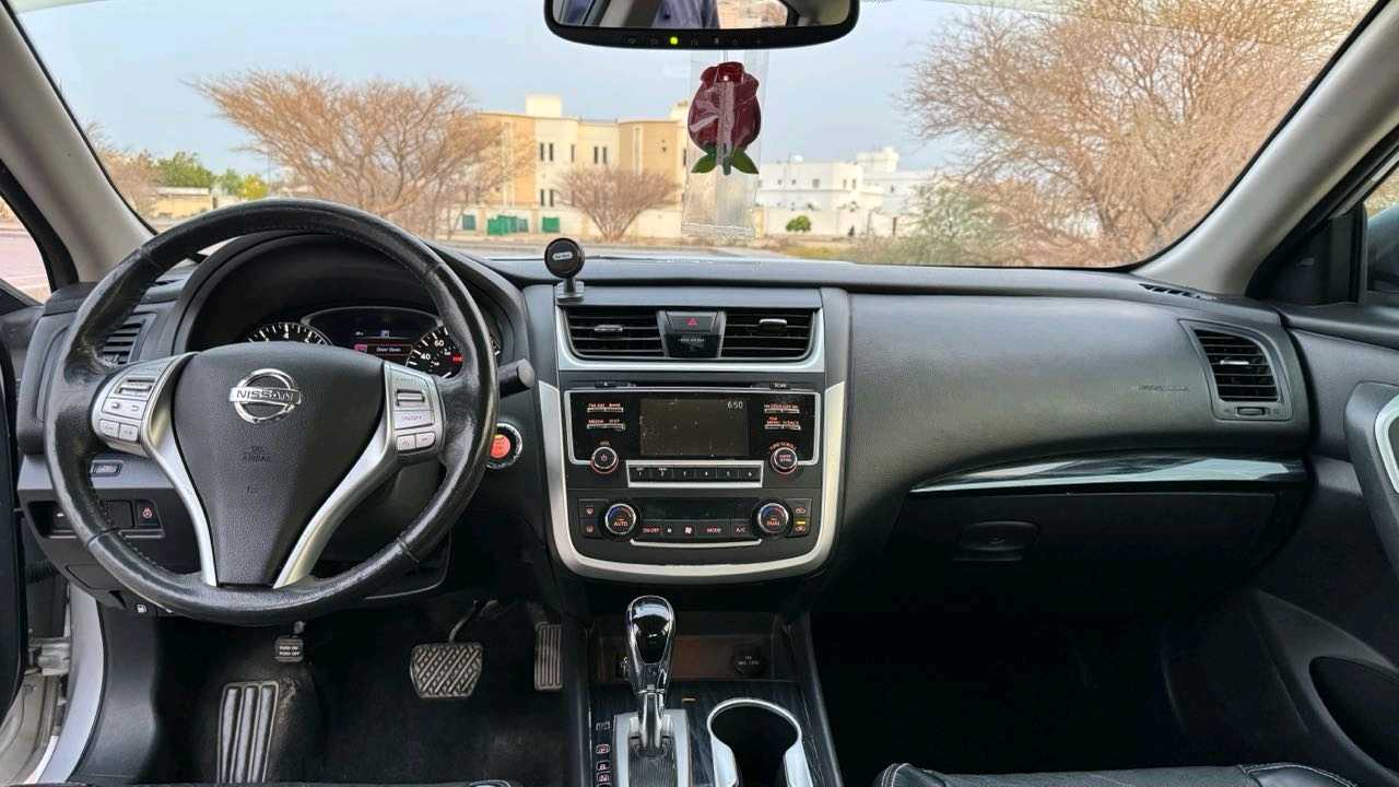Car Image 2017 NISSAN ALTIMA SL