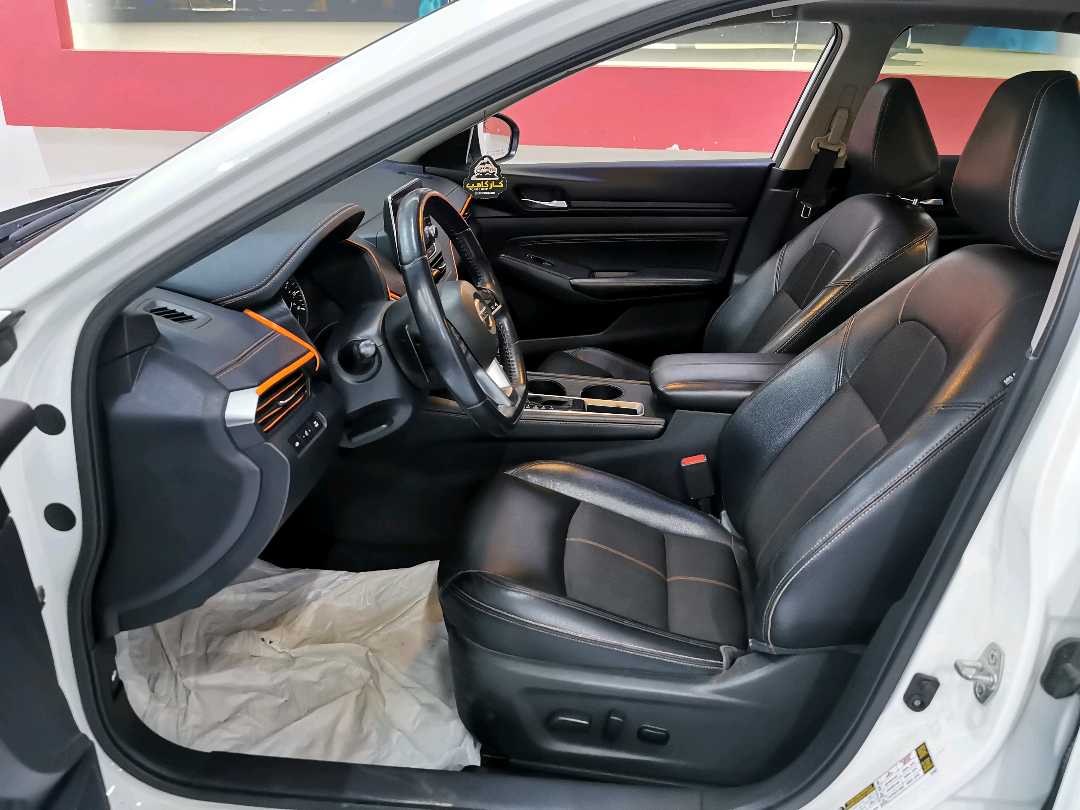 Car Image 2019 NISSAN ALTIMA SR