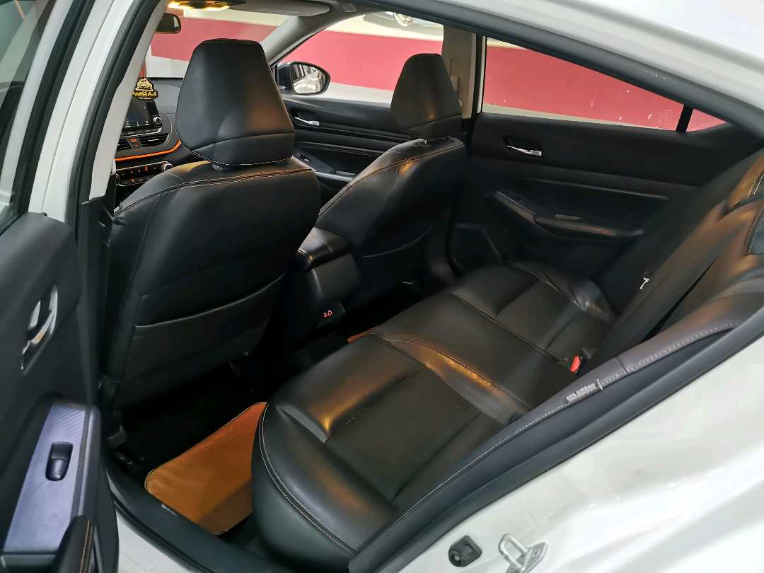 Car Image 2019 NISSAN ALTIMA SR