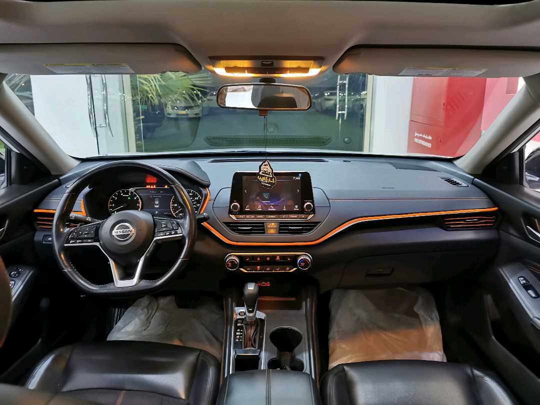 Car Image 2019 NISSAN ALTIMA SR
