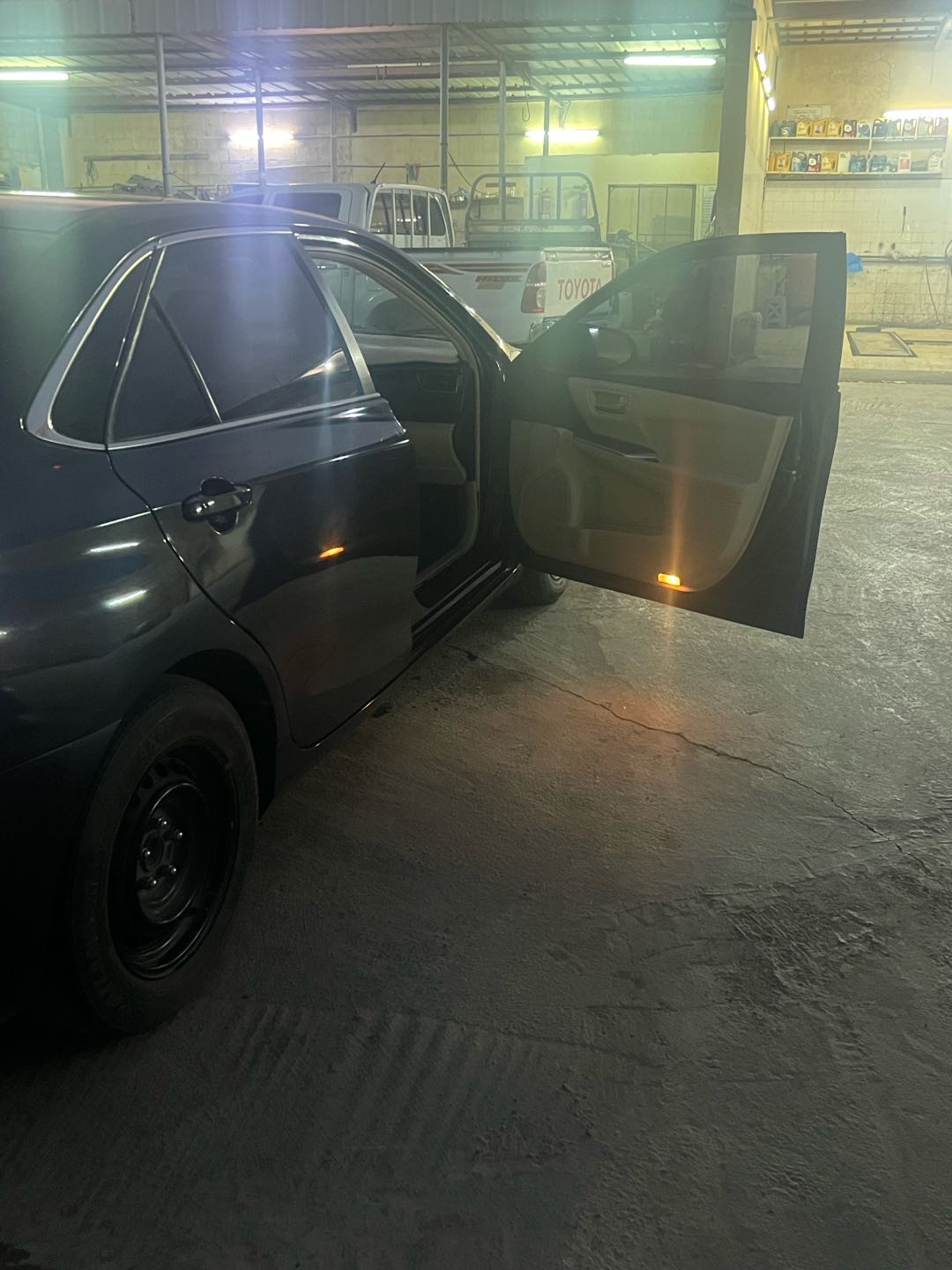Car Image 2016 TOYOTA CAMRY LE