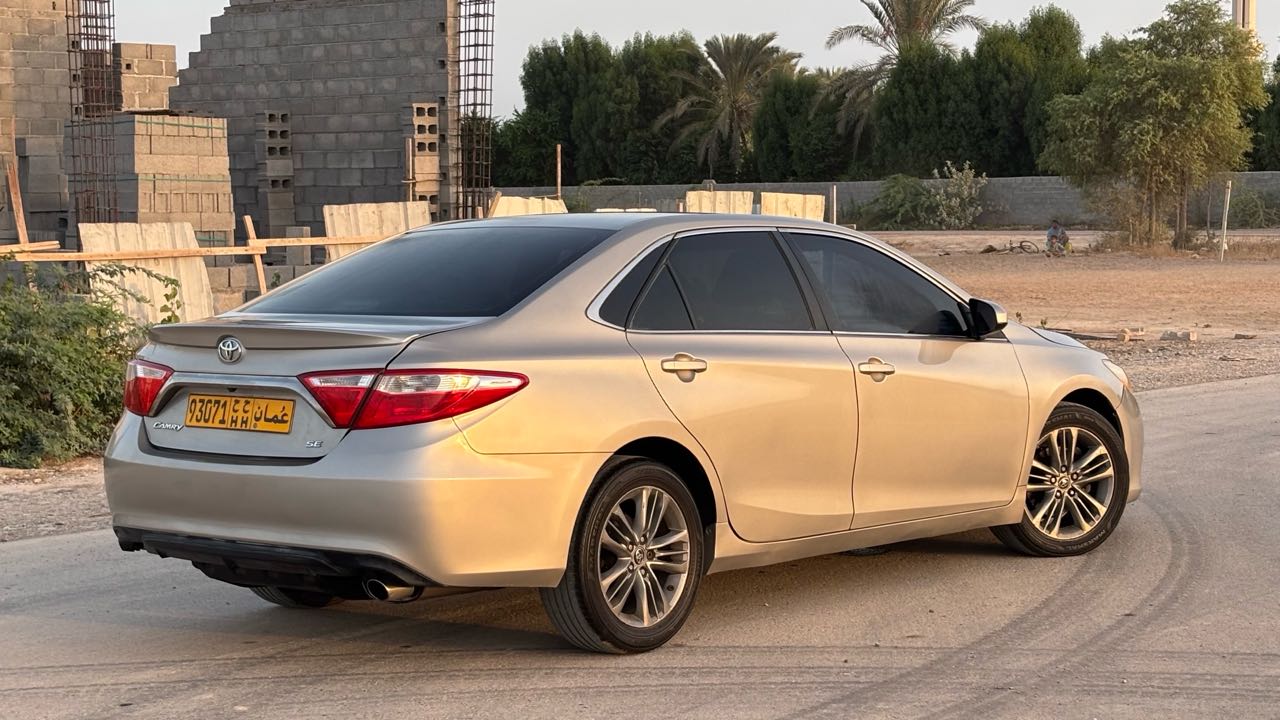 Car Image 2015 TOYOTA CAMRY SE