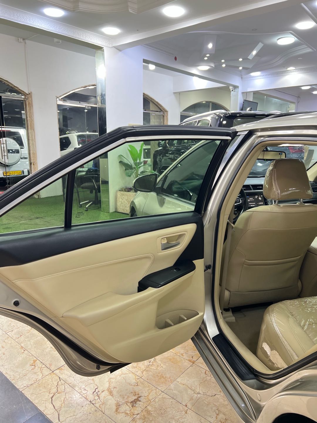 Car Image 2015 TOYOTA CAMRY XLE