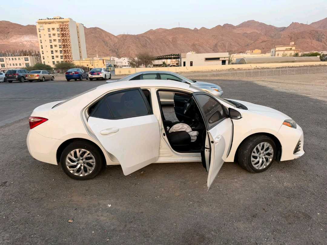 Car Image 2019 TOYOTA COROLLA LE