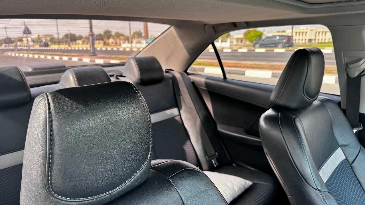 Car Image 2012 TOYOTA CAMRY SE