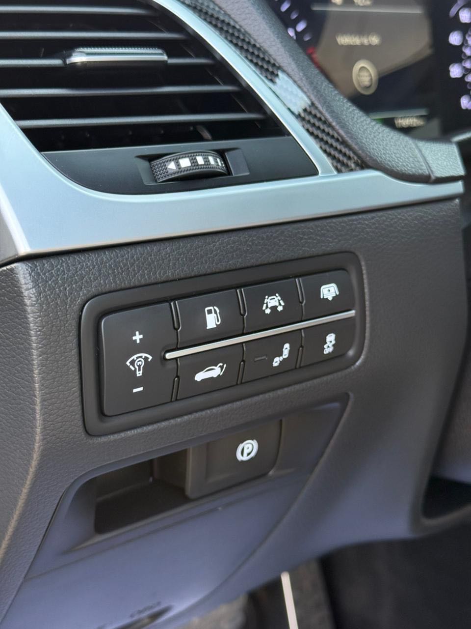 Car Image 2018 HYUNDAI GENESIS 