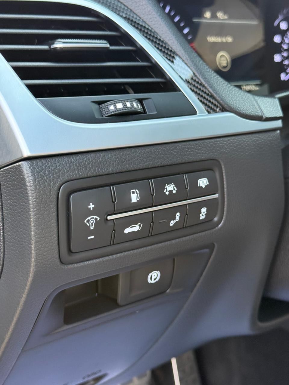 Car Image 2018 HYUNDAI GENESIS 