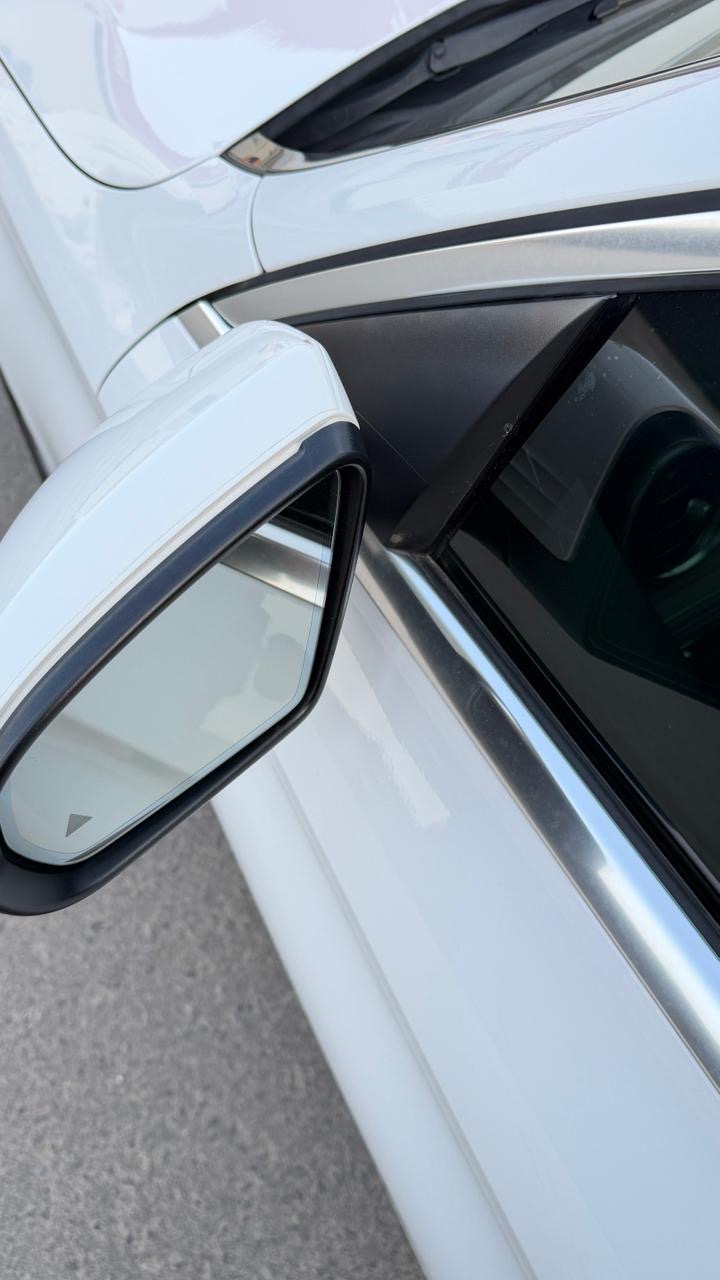 Car Image 2018 MERCEDES C Class 300