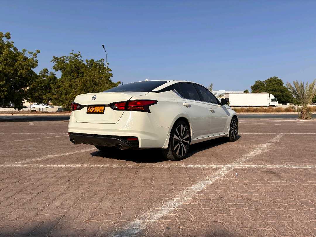 Car Image 2019 NISSAN ALTIMA SR