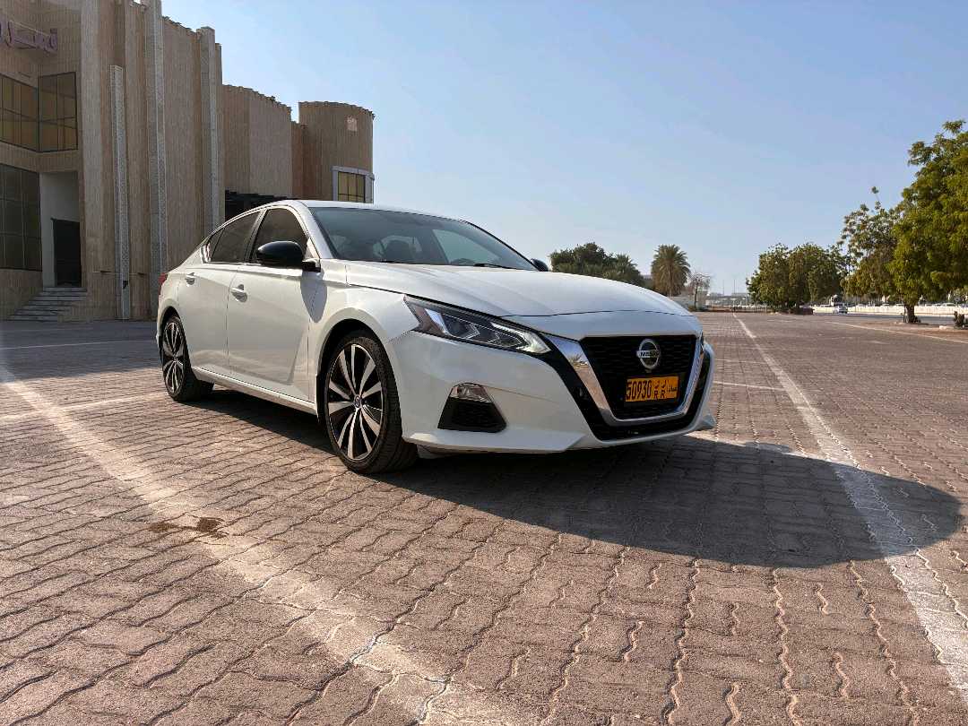 Car Image 2019 NISSAN ALTIMA SR