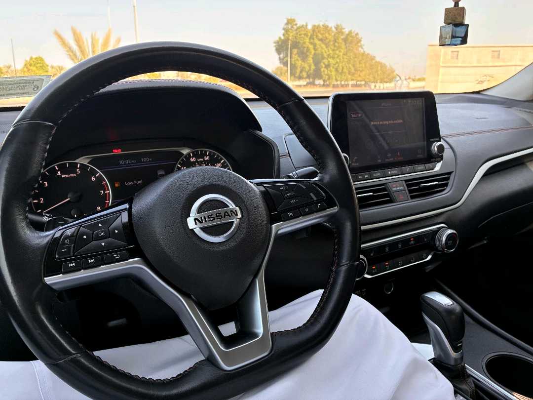 Car Image 2019 NISSAN ALTIMA SR