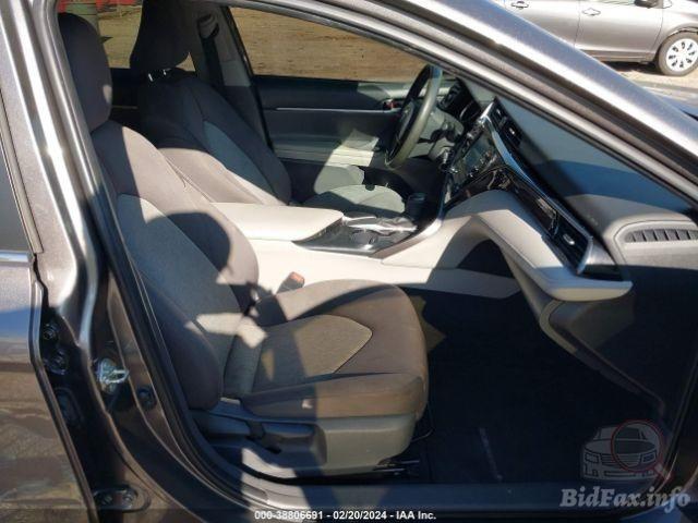 Car Image 2019 TOYOTA CAMRY LE