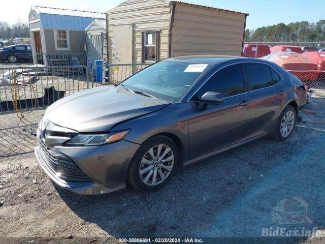 Car Image 2019 TOYOTA CAMRY LE