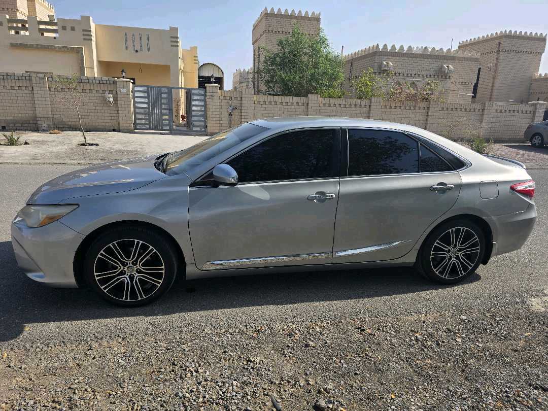 Car Image 2015 TOYOTA CAMRY LE