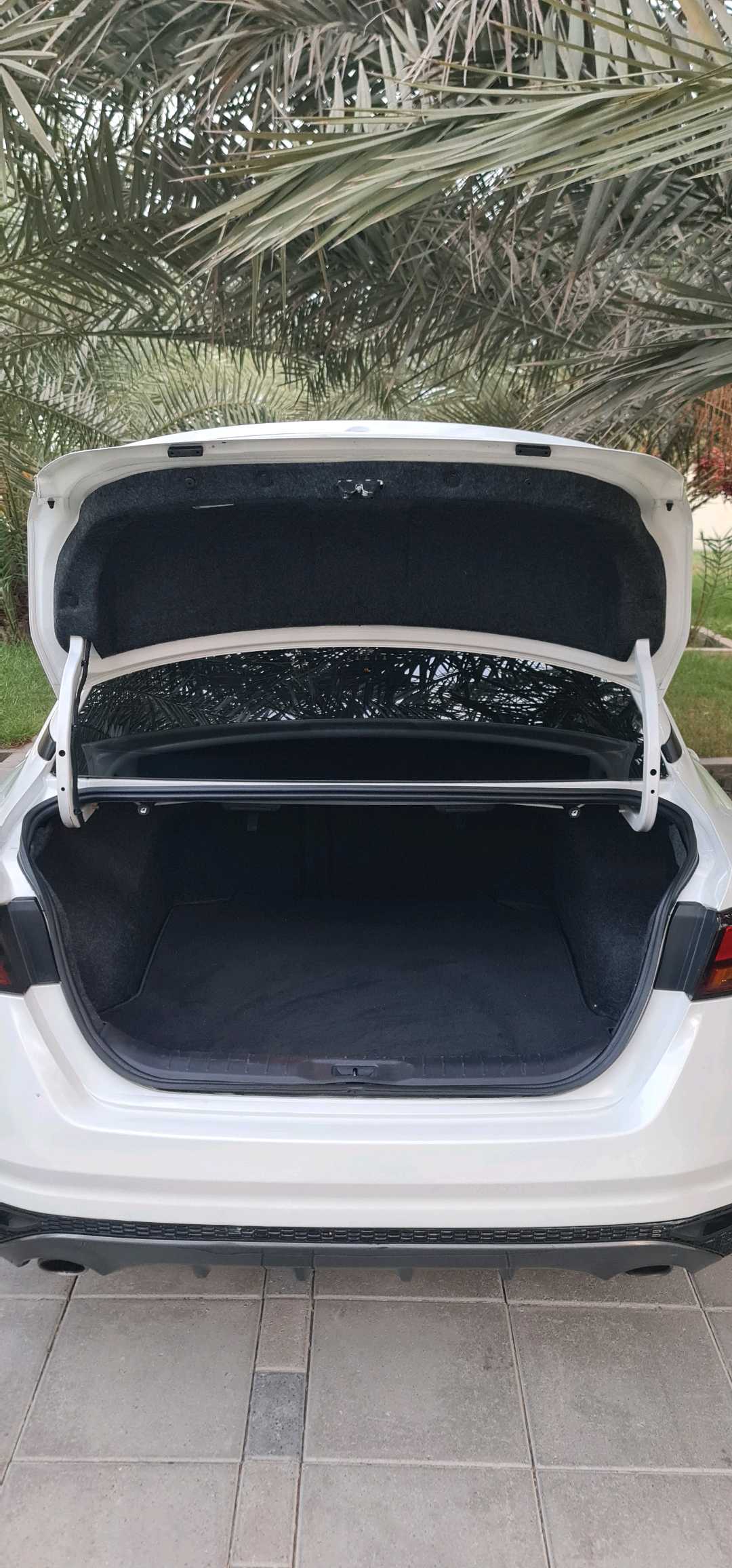 Car Image 2019 NISSAN ALTIMA SR