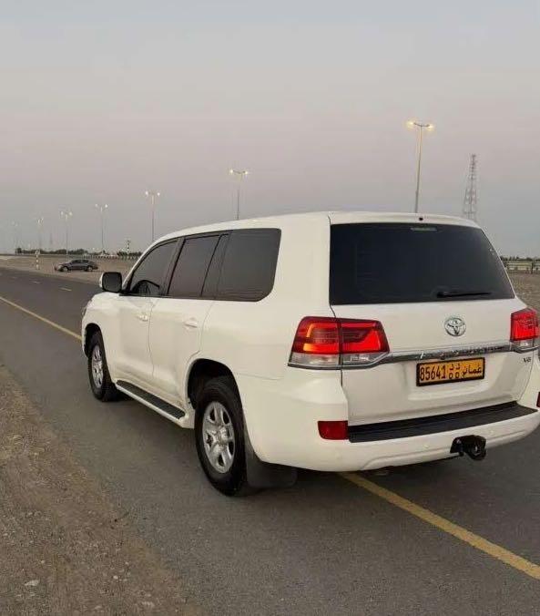 Car Image 2018 TOYOTA LAND CRUISER 
