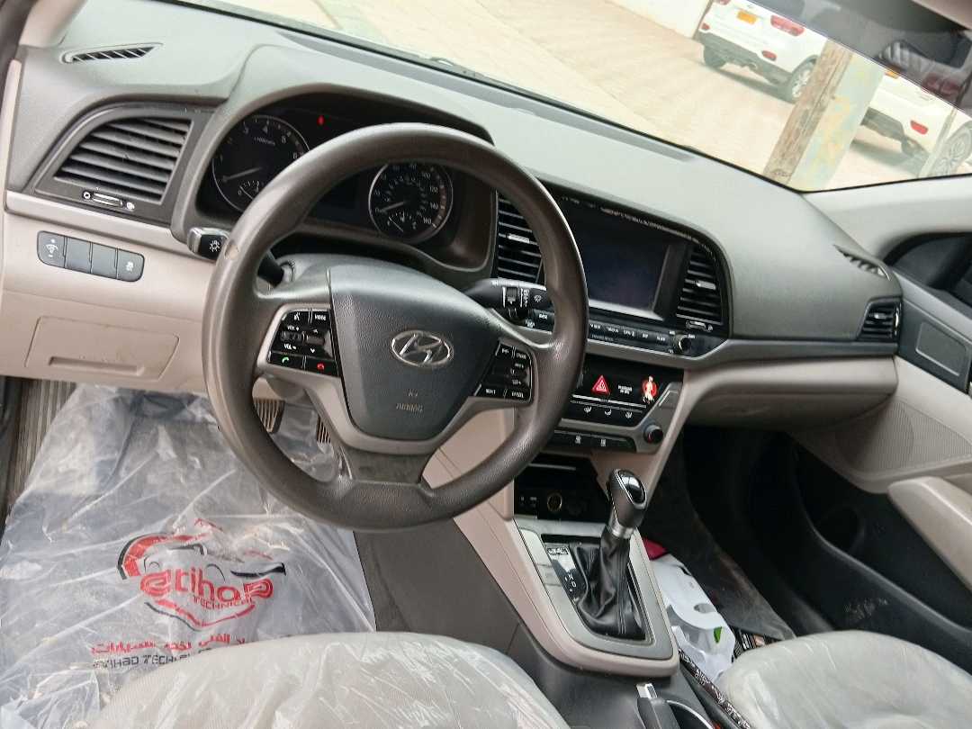 Car Image 2017 HYUNDAI ELANTRA SE